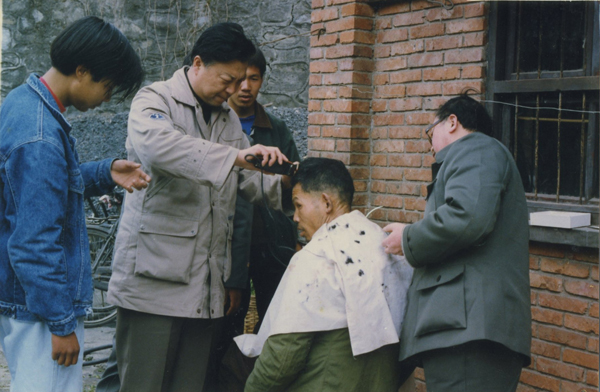 潘晓辉老师为福利院老人理发（摄于1990年）